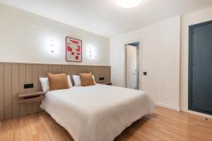 1 dormitorio con 1 cama blanca grande en una habitación en Granada Suites by Olala Homes, en Granada