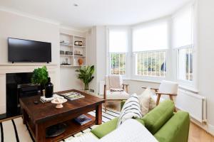 Uma área de estar em The London Classic - Captivating 2BDR Flat with Garden