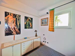 1 dormitorio con tocador y carteles en la pared en Belvedere Di Lerici, en Lerici