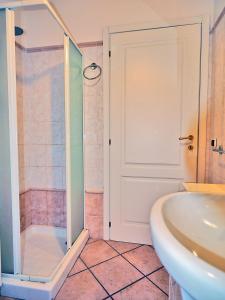 y baño con ducha y lavamanos. en Belvedere Di Lerici, en Lerici