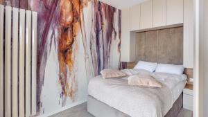 1 dormitorio con 1 cama con 2 toallas en Apartamenty Sun & Snow Modern Tower en Gdynia