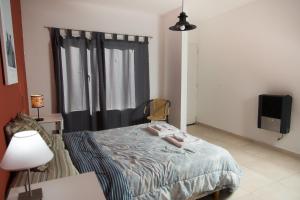 1 dormitorio con 1 cama y ventana con TV en Los palos Ribera Norte 2 en Playa Unión
