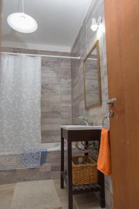 y baño con lavabo y ducha. en Los palos Ribera Norte 2 en Playa Unión