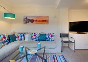 ein Wohnzimmer mit einem Sofa und einem Flachbild-TV in der Unterkunft 7 Sea Mews in Cromer