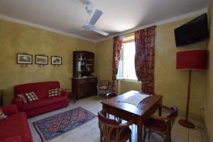 ein Wohnzimmer mit einem Tisch und einem roten Sofa in der Unterkunft Bello Stare by PosarelliVillas in Cantagrillo