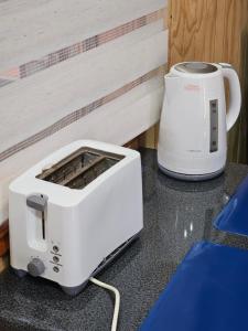 einem weißen Toaster, der auf einer Theke neben einem Mixer sitzt in der Unterkunft Cabañas Rosner in Valdivia