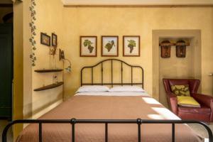 ein Schlafzimmer mit einem Bett und einem roten Sofa in der Unterkunft Bello Stare by PosarelliVillas in Cantagrillo