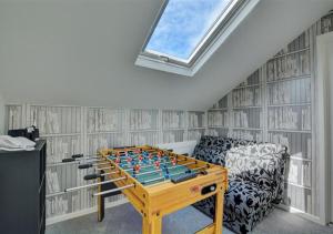 tablero de ajedrez en una habitación con sofá y ventana en 8 Augusta Court, en Sheringham