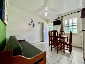 sala de estar con mesa y comedor en Apto no condomínio Taperapuan Village, en Porto Seguro