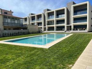 an exterior view of a house with a swimming pool at Paradis bleu in Marinhas
