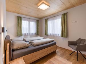 AngerbergにあるHotel Baumgarten & Chalet Baumgartenのベッドルーム1室(ベッド1台付)
