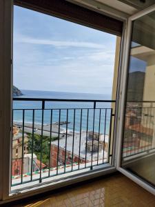 un balcone con vista sulla spiaggia di un condominio di Una finestra sul mare accanto alle 5 Terre a Levanto