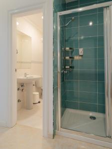 y baño con ducha y lavamanos. en Sabbia Suites Arrecifeando, en Arrecife