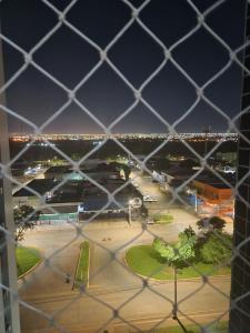 - une vue sur un parking la nuit dans l'établissement Apartamento Park Sul, à Brasilia