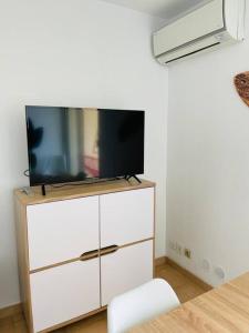 Televisyen dan/atau pusat hiburan di Appartement Sainte Marie la mer 66470 +16 gambar