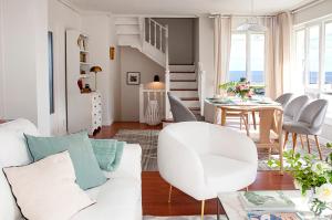 un soggiorno con divano bianco e tavolo di Impresionante villa sobre el mar en el mismo Comillas a Comillas