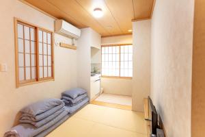 una camera con due letti e finestre di 和縁WAEN SKYTREE a Tokyo