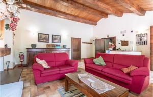 Et sittehjørne på Cozy Home In Badia Tedalda Ar With Kitchen