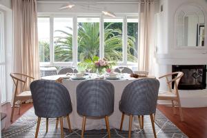 una sala da pranzo con tavolo, sedie e camino di Impresionante villa sobre el mar en el mismo Comillas a Comillas