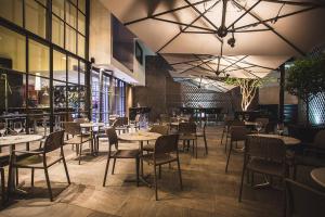 a restaurant with tables and chairs in a room at Hotel Cumbres Lastarria in Santiago