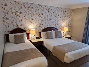 Letto o letti in una camera di Central Hotel Donegal