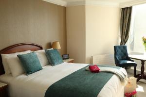 Letto o letti in una camera di Central Hotel Donegal