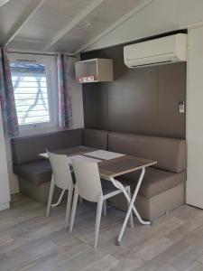 Mobil home Camping La Marine的休息区