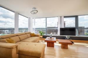 uma sala de estar com um sofá e uma televisão em Leeds Most Stunning Penthouse! - Sleeps 8 em Leeds
