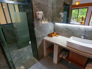 A bathroom at Mount View Cottage Még 6 kép