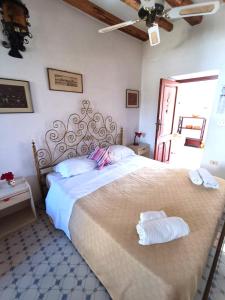 ein Schlafzimmer mit einem großen Bett mit Handtüchern darauf in der Unterkunft Ingrid Romantic House in Stromboli