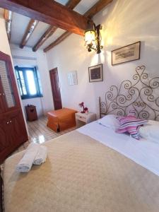 een slaapkamer met een groot bed en 2 handdoeken bij Ingrid Romantic House in Stromboli
