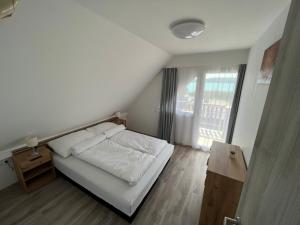 Postel nebo postele na pokoji v ubytování SunSet Beach Apartman