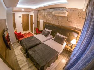 1 dormitorio con 1 cama grande en una habitación en New Akçaabat Hotel, en Akcaabat