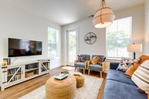 Televiisor ja/või meelelahutuskeskus majutusasutuses 1 Mi to Downtown Modern Ocean Springs Cottage