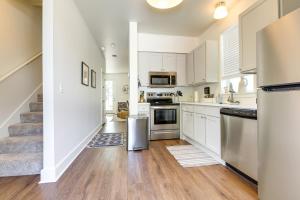 Köök või kööginurk majutusasutuses 1 Mi to Downtown Modern Ocean Springs Cottage