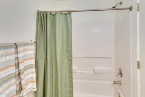 Vannituba majutusasutuses 1 Mi to Downtown Modern Ocean Springs Cottage +22 fotot