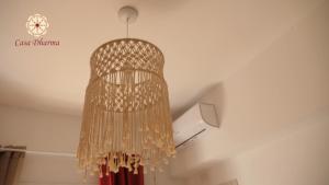 una lámpara de araña colgando del techo en una habitación en Casa Dharma en Civitavecchia