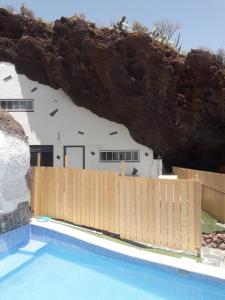 Bazén v ubytování Cueva rural " Old London " with Jacuzzi and swimming pool nebo v jeho okolí