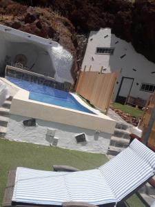 Bazén v ubytování Cueva rural " Old London " with Jacuzzi and swimming pool nebo v jeho okolí