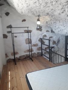 Postel nebo postele na pokoji v ubytování Cueva rural " Old London " with Jacuzzi and swimming pool