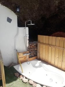 Cueva rural " Old London " with Jacuzzi and swimming pool v zimě + 11 fotografií