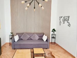 uma sala de estar com um sofá e uma mesa em Cicibela Apartment - Zadar em Zadar