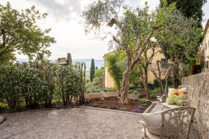 un jardin avec un banc et des arbres dans l'établissement Casa di Alice nel Borgo, à Lajatico