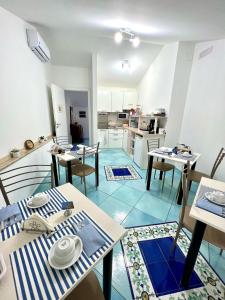 B&B A Casa di Vittoria - Guest House tesisinde bir restoran veya yemek mekanı