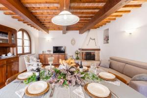 TV a/nebo společenská místnost v ubytování Lajatico Rentals - Casa di Alice nel Borgo