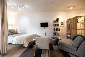 um quarto com uma cama e uma cadeira em Welcome to Paradies - Ferienwohnung von Privat em Constança