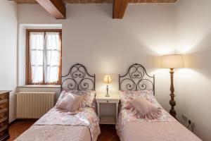 Postel nebo postele na pokoji v ubytování Lajatico Rentals - Casa di Alice nel Borgo + 37 fotografií