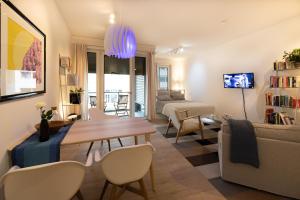 ein Wohnzimmer mit einem Tisch und einem Sofa in der Unterkunft Welcome to Paradies - Ferienwohnung von Privat in Konstanz
