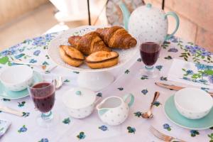 une table avec une assiette de croissants et une assiette de pain dans l'établissement Sunset home Baia Blu, à Gallipoli