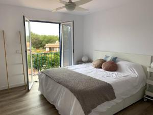 Posteľ alebo postele v izbe v ubytovaní Gorgeous Beach Villla with AC, 300m2 from Playa Mitjorn